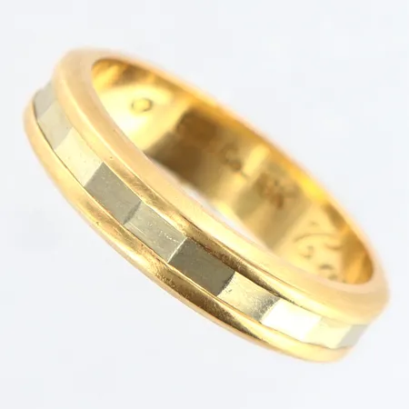 Ring med vitguldsdetaljer stl:16¼, bredd: 4mm, gravyr, 18K Vikt: 4,5 g
