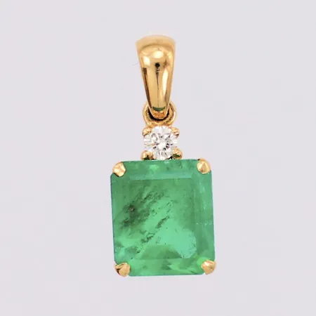 Hänge med smaragd och diamant ca 0,04ct, längd 16,8mm, bredd 7,2mm, inneslutningar som når ytan, 18K  Vikt: 1,6 g