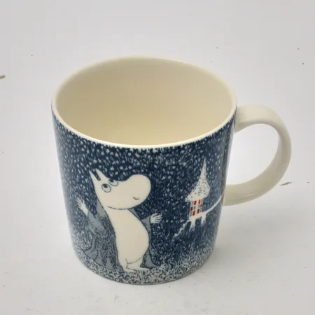 Muminmugg, Lätt snöfall, år 2018, Arabia, Finland, porslin, höjd 8cm, Ø8cm, 30cl, märkt CR0918, med etikett. Skickas med paket. Skickas med paket.