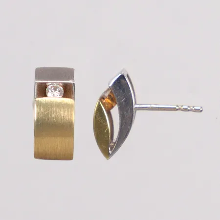 Ett par örhängen tvåfärgade med diamanter 2x ca. 0,03ct längd 12mm bredd 5,3mm, utan snurrebussar, 18K Vikt: 3,3 g