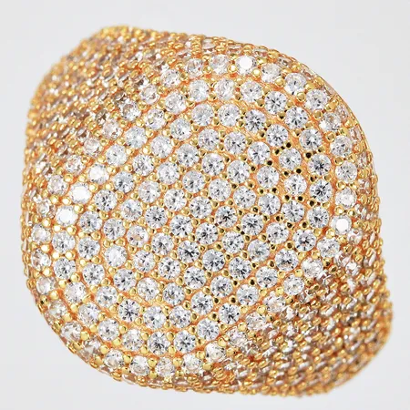 Ring med vita stenar Sif Jakobs stl: 17 ¼, bredd ca 3-18mm förgyllt 925/1000 silver  Vikt: 5,1 g