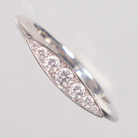 Ring vitguld stl 17¾ 7st diamanter på totalt 0,27ct enligt gravyr Sandström de Wit 18K Vikt: 5,8 g