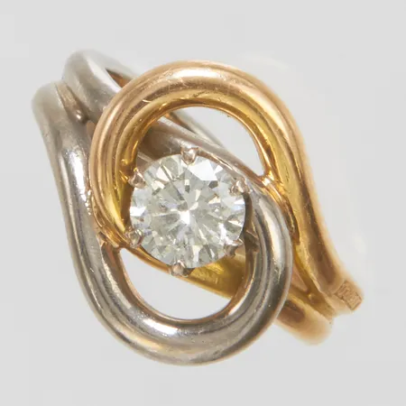 Ring med diamant 0,65ct enligt gravyr ca CA-LY (N+)/P2, stl 15, bredd 4,5-15,5mm, tvåfärgad, flertalet nagg på rondisten, 18K Vikt: 9 g
