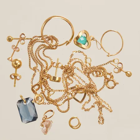 Diverse guld, defekter, trasigt, stenar samt glas, 18K, bruttovikt 7,2g Vikt: 7,3 g