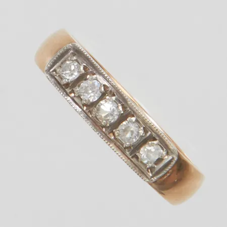 Ring med vita stenar stl 18½, bredd 4-4,5mm, fattningar i vitguld, 14K Vikt: 4,7 g