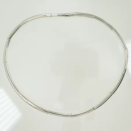 Halscollier med snöre, 43,5cm, bredd 4,5mm,  TKH (Formkompaniet Konsultation,Hantv, Dyrön 2022) halscollier är lätt elastiskt, magnetiskt skruvlås, Silver 925/1000 Bruttovikt 35,7g Vikt: 35,7 g