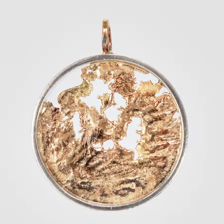 Hänge Ateljé-Anders AB Cronsiö 2006 Ø 34mm bredd ca 8mm 925 silver med detaljer i guld Vikt: 14,5 g