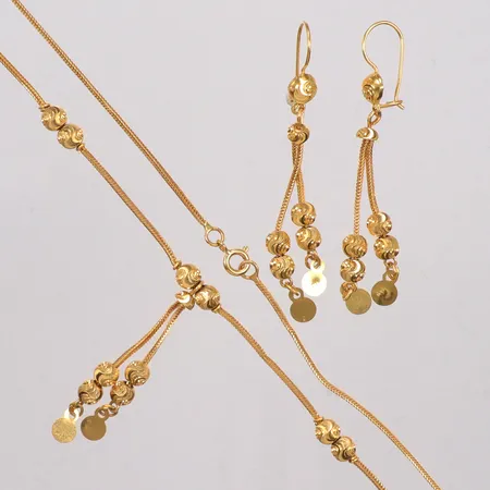 Set med collier 43,5cm samt örhängen 62 x 6mm, länk med ojämnhet, 21K Vikt: 12,6 g