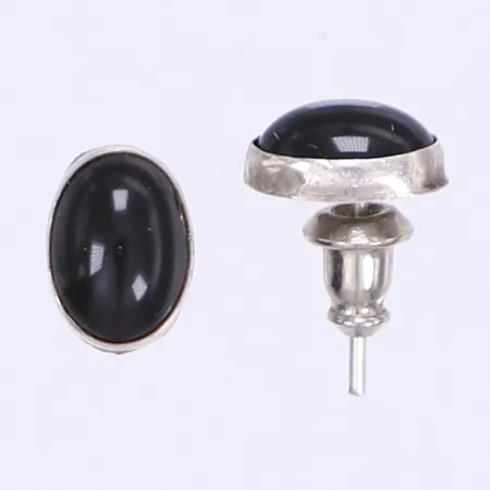 Örhängen med svarta stenar längd 7mm bredd 5mm ostämplat silver  Vikt: 0,8 g