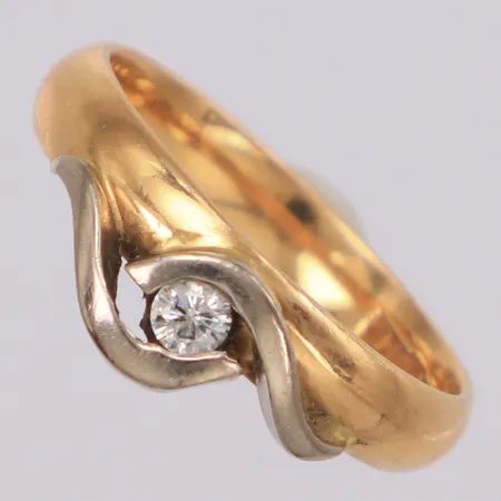 Ring med diamant ca 0,10ct stl:17¾, bredd 6,6mm, tvåfärgad, Classic, 18K Vikt: 5 g