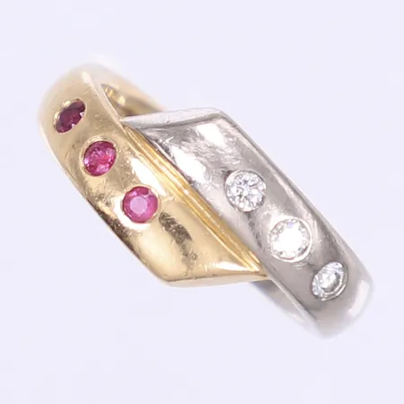 Ring med diamanter 1x ca 0,05ct, 1x ca 0,04ct, 1 x ca 0,03ct samt röda stenar troligen rubiner, stl:17, bredd 4-9mm, till. Schalin, vitguld/rödguld 18K Vikt: 8 g