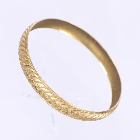 Armring med dekor Ø60mm, bredd 9mm, otydliga stämplar 18K Vikt: 8,8 g