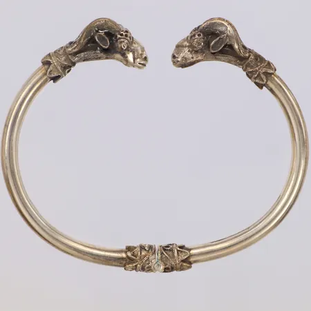 Stelt armband, bockhuvuden, ledat, Ø70mm, bredd 12,6mm, N 8, 925/1000 silver Vikt: 21,5 g