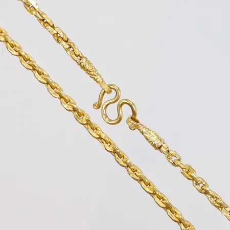 Halskedja 63cm, bredd 3mm, ihålig, mycket bucklig, 23K thaiguld ½Baht Vikt: 7,6 g