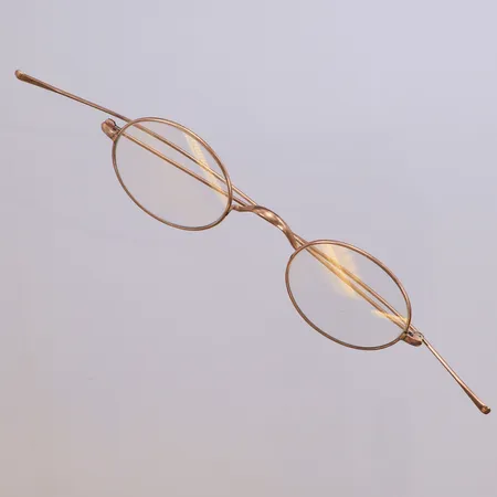Ett par glasögon bredd 10cm, höjd 34mm, slipat glas, bågar stämplade 333 AB, 8K Vikt: 13,8 g