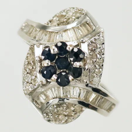Ring vitguld med blåa och vita stenar, stl 17½ bredd ca 17mm, 18K, 7g