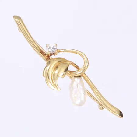 Brosch med barock pärla och vit sten 37x12mm något bucklig 18K Bruttovikt: 2,2g Vikt: 2,2 g