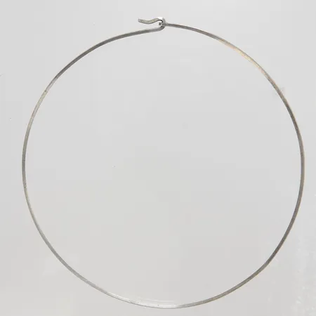 Stelt collier öppningsbart Ø124mm, bredd 2mm, innermått 121mm, silver 830/1000 Vikt: 8,7 g