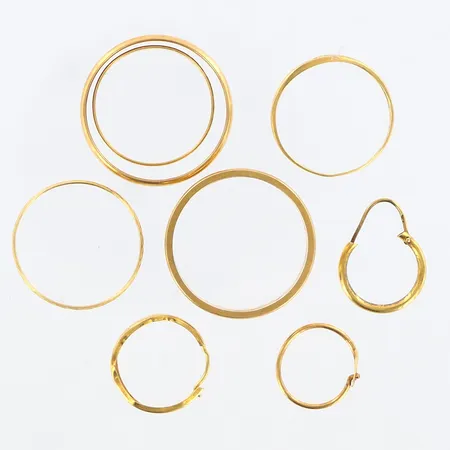 Fem ringar, stl 20½, 19½, 18, 17, 16½,  tre udda örhängen, gravyrer, buckligt, 18K Vikt: 12,9 g