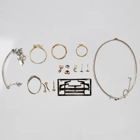 2 Armband 1 plakett 4 stopp 4 ringar 5 örhängen 1 hänge defekta silver Vikt: 31,1 g