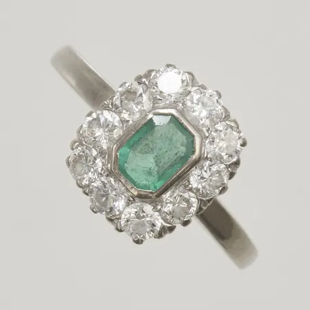 Ring med smaragd samt diamanter 10 x ca 0,05ct stl 18, bredd 1,5-12mm, skadad smaragd, vitguld, 18K Vikt: 3,8 g