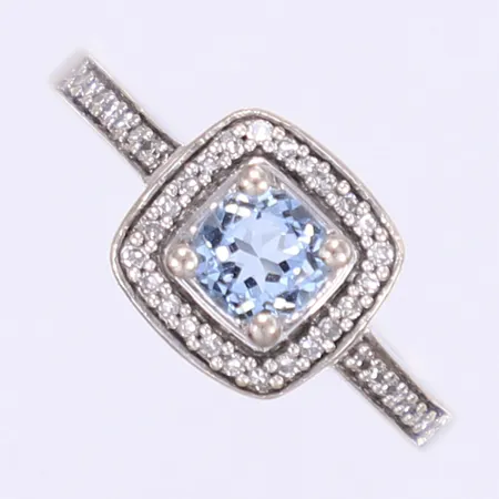 Ring med diamanter 38x ca 0,005ct samt blå sten stl:18¾, bredd 2-10mm, vitguld 18K Vikt: 3,7 g
