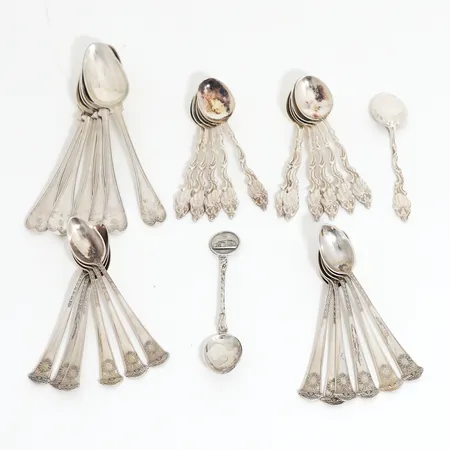 31 kaffeskedar samt dessertskedar i olika modeller silver 830/100 Vikt: 414,9 g