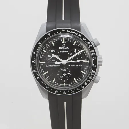 Herrur Omega x Swatch Moonswatch Mission to the Moon, bioceramic, quartz, Ø42mm, referensnr: S033m100, kronograf, gummiband, certifikat daterat 2023 från Swatch Store Edmonton Canada, box, behov av batteribyte