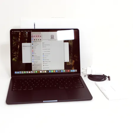 Bärbar dator Macbook air M2 processor 2022, 256gb ssd, 16gb gram, Retina skärm 13,6-tum med kartong och laddare, bra skick Vikt: 0 g Skickas med postpaket.