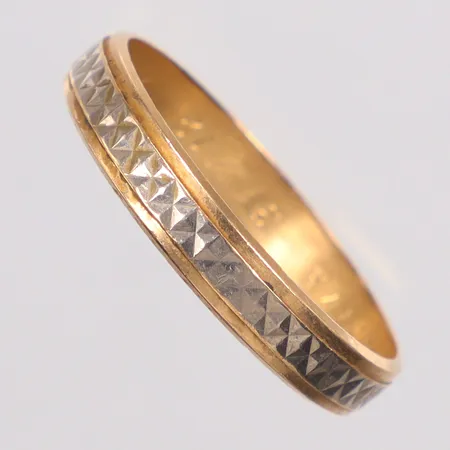 Ring tvåfärgad stl 25½, gravyr, 18K Vikt: 6,4 g