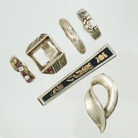 Diverse silver, fyra ringar, ett hänge, en slipsklämma, defekt, Silver 800-925/1000 Vikt: 33 g