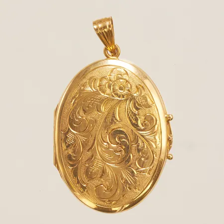 Hänge medaljong längd inkl ögla 4cm, bredd 24mm, mindre defekter, personlig gravyr, 18K Vikt: 5,7 g