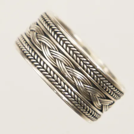 Ring med dekor stl:19¼ bredd 9,2mm silver 925/1000 Vikt: 5 g
