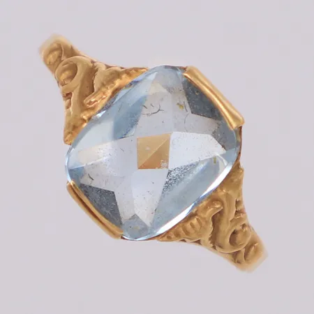 Ring med ljusblå sten stl:17¾, bredd 10,6mm, sten löst fattad, 18K Vikt: 2 g