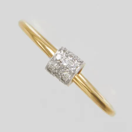 Ring med diamanter 33 x ca 0,005ct stl 18½, bredd 2,5-4,5mm, rörlig del, 18K Vikt: 1,9 g