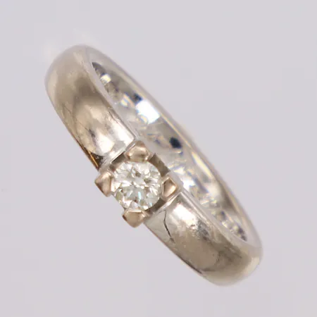 Ring med diamant 0,20ct enligt gravyr stl:16¾, bredd 4,8mm, vitguld, Schalin, gravyr, 18K Vikt: 7,3 g