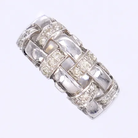 Ring med diamanter totalt ca 0,18ctv stl: 17, bredd 4,4mm, vitguld 14K Vikt: 5,6 g