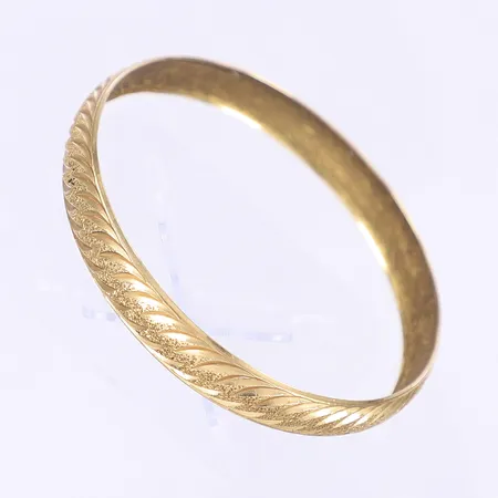 Armring med dekor Ø60mm, bredd 9mm, otydliga stämplar 18K Vikt: 9,5 g