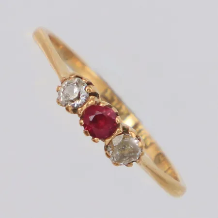 Ring med stenar stl:17¾, bredd 3,6mm, skadade stenar, 18K Vikt: 1,9 g