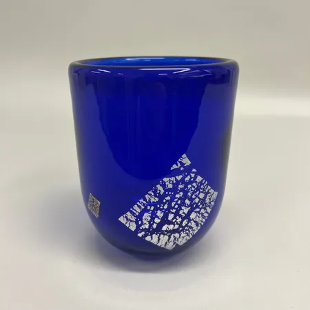 Vas signerad Mikael Axenbrant Strömbergshyttan Studio år 2002, 328/060 höjd 14cm, etikettmärkt, blått glas med dekor i 24K guld Skickas med paket.