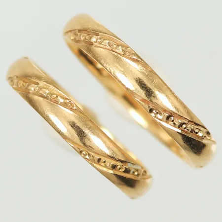 2 Ringar med mönster, stl 17¾ - 19, bredd ca 3mm (repiga, gravyrer) 18K, 6,1g