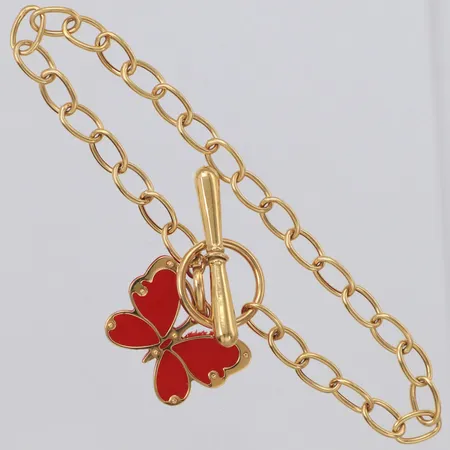 Armband med integrerad berlock, längd 19,5cm, bredd 5mm, med plastfjärtil, 18K Vikt: 5,3 g