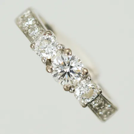 Ring med diamanter ca 1x0,35 2x0,15 4x0,05 2x0,02 stl 17, bredd 3,5-4,6mm, vitguld, GHA 18K  Vikt: 5,1 g