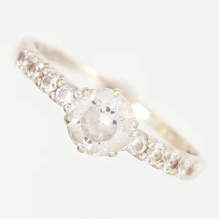 Ring med vita stenar stl:17¾, bredd: 1-6,5mm, nagg på mittsten, 18K Vikt: 2 g