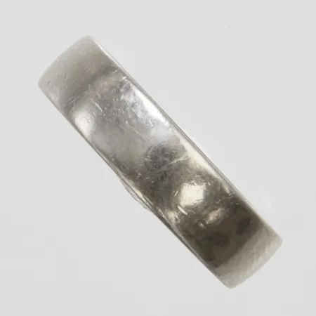 Ring slät stl 16½, bredd 5mm, personlig gravyr, repig, vitguld, 18K Vikt: 5,5 g
