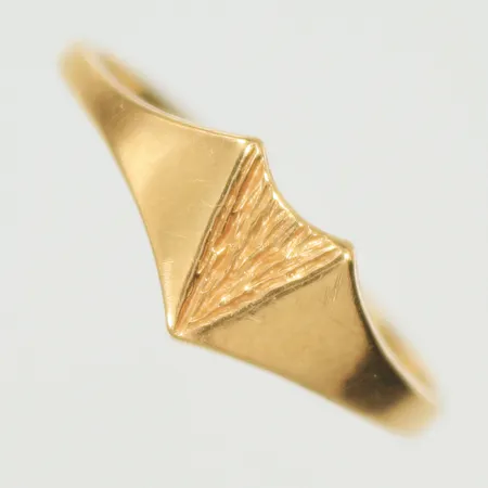 Ring med mönster, stl 16, bredd 1,6-6,6mm, 18K  Vikt: 1,7 g