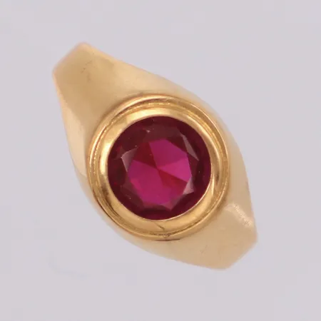 Ring med röd sten stl:14¾, bredd 9,3mm, gravyr, sten löst infattad, 18K Vikt: 2 g
