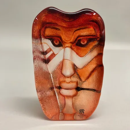 Skulptur, Mori ur serien Masq, design Mats Jonasson f 1945, signerad MJ 65104, höjd 12cm, gjutet glas, sandblästrat i rött, etikettmärkt Målerås Skickas med paket.