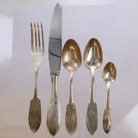 2 Skedar, längd 16cm, 1 Sked längd 12cm, gravyr, 1 Gaffel, längd 15cm, 1 Kniv längd 22cm, COP 1990-tal, 830/1000 silver. Bruttovikt 189,6g Vikt: 189,6 g