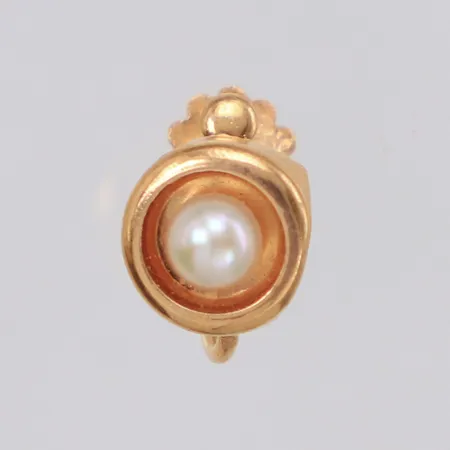 Örhänge med pärla, bredd 8,6mm, skruvlås, buckla, 18K  Vikt: 1,1 g